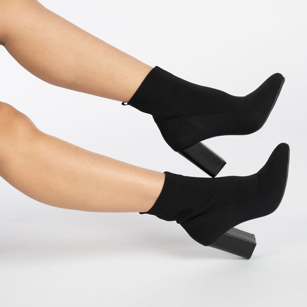 Bota Via Marte Knit Salto Bloco Preta vista lateral destacando cano curto e salto bloco